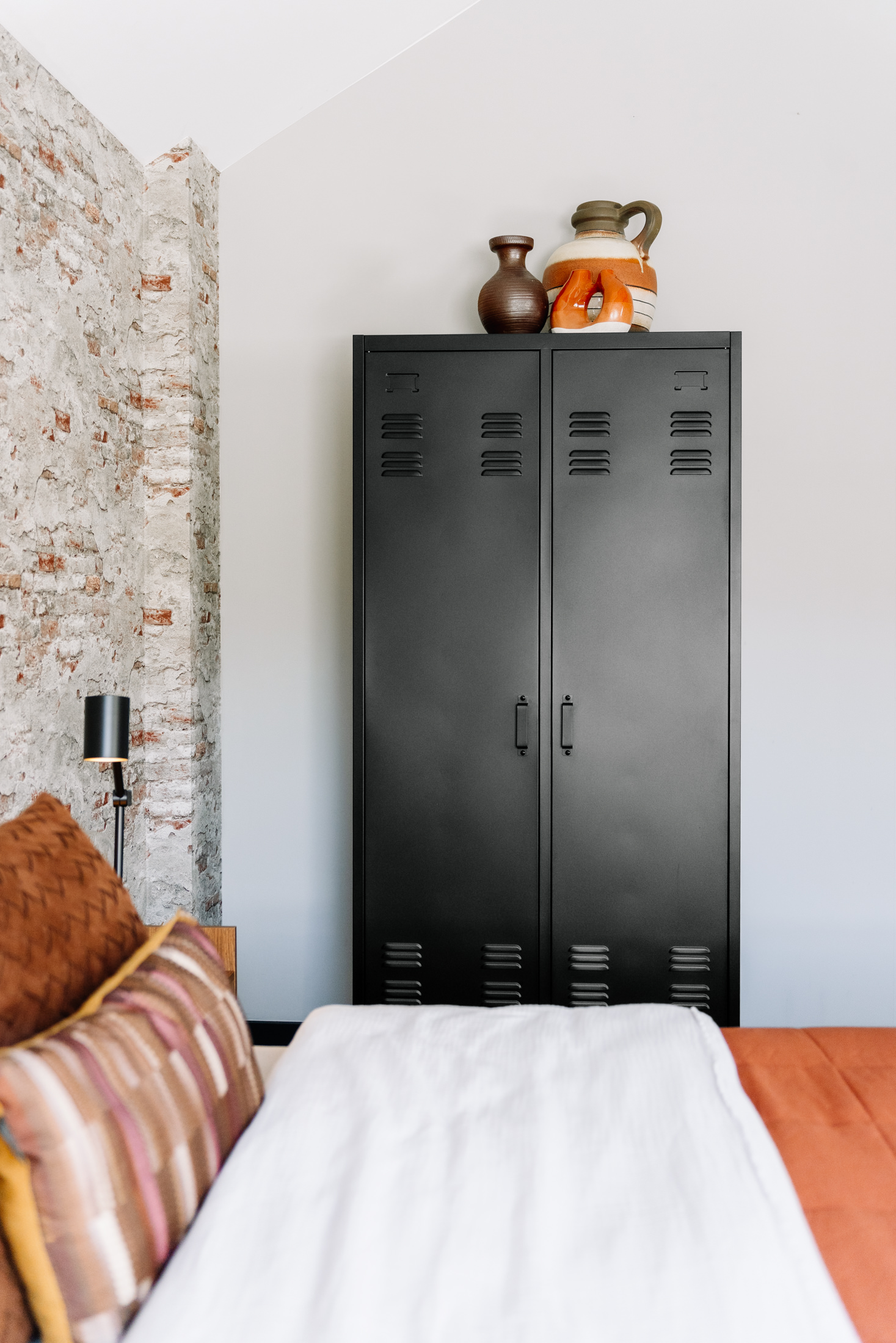 Comfy Loft met tweepersoonsbed, bedlampje, kledingkast en behang