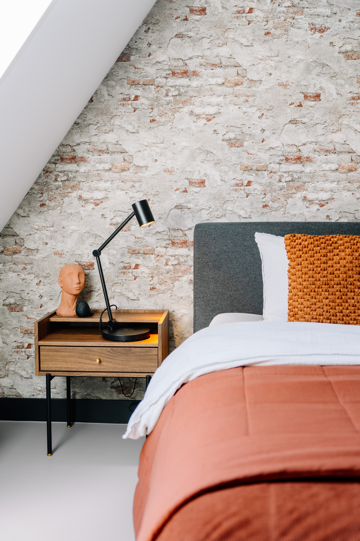 Comfy Loft met tweepersoonsbed, nachtkastje en behang