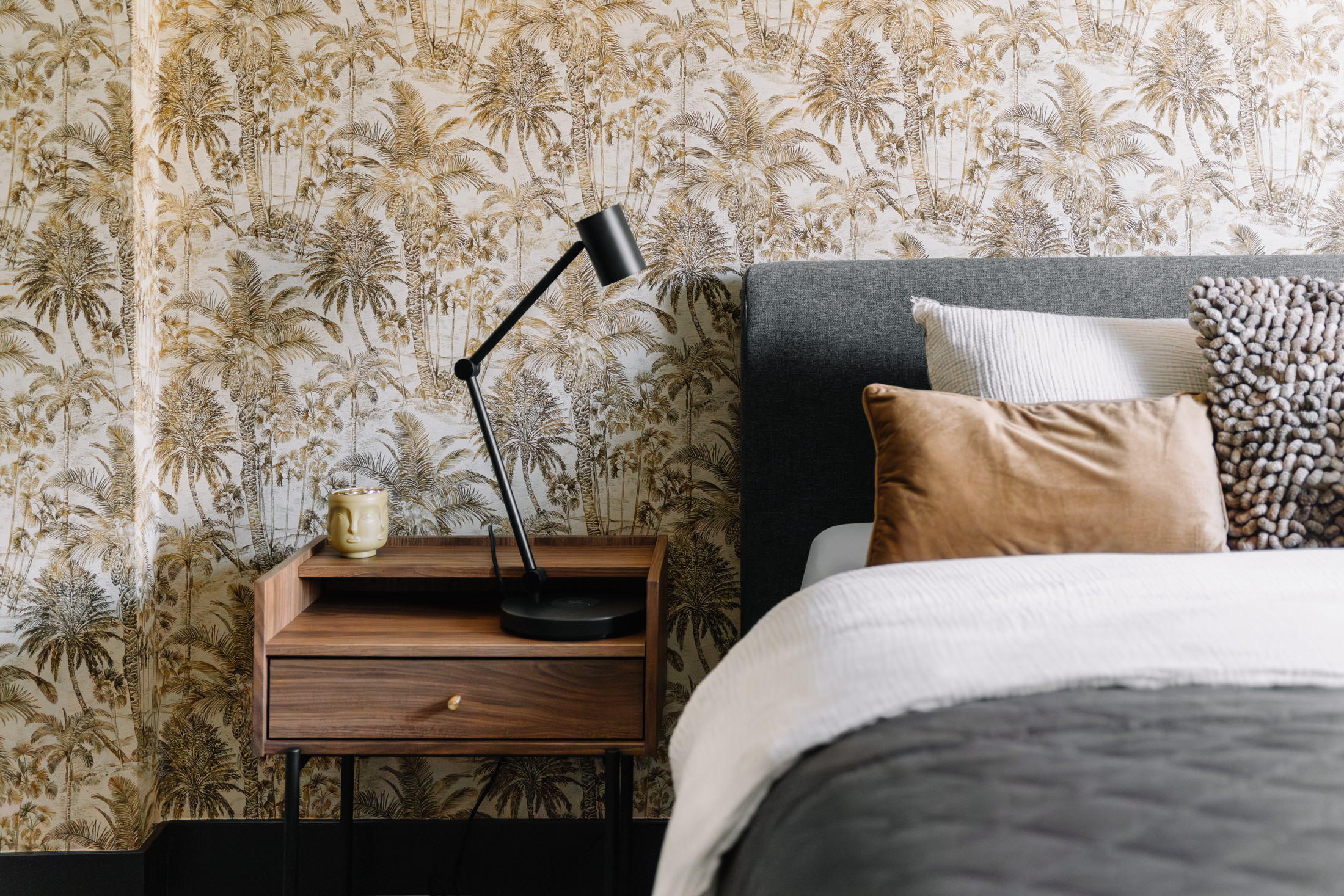 Cosy Loft met tweepersoonsbed, nachtkastje en goud behang