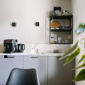 Bed and Breakfast De Oude Dorpsslagerij Kamer Comfort kitchenette close up