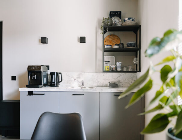 Bed and Breakfast De Oude Dorpsslagerij Kamer Comfort kitchenette close up
