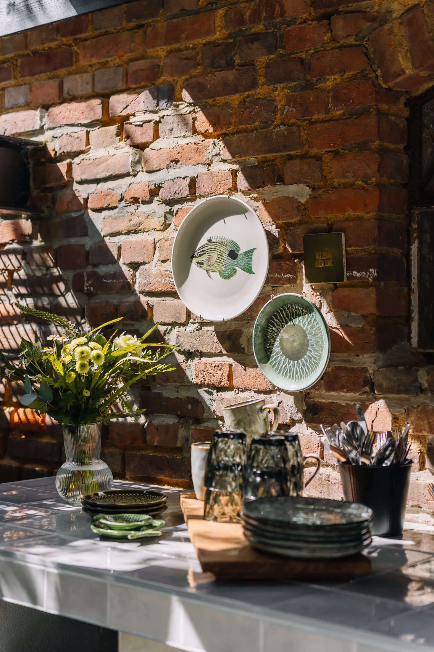 Buitenkeuken met koffie-en theefaciliteiten, servies en koelkastje met drankjes in tuin van de bed and breakfast