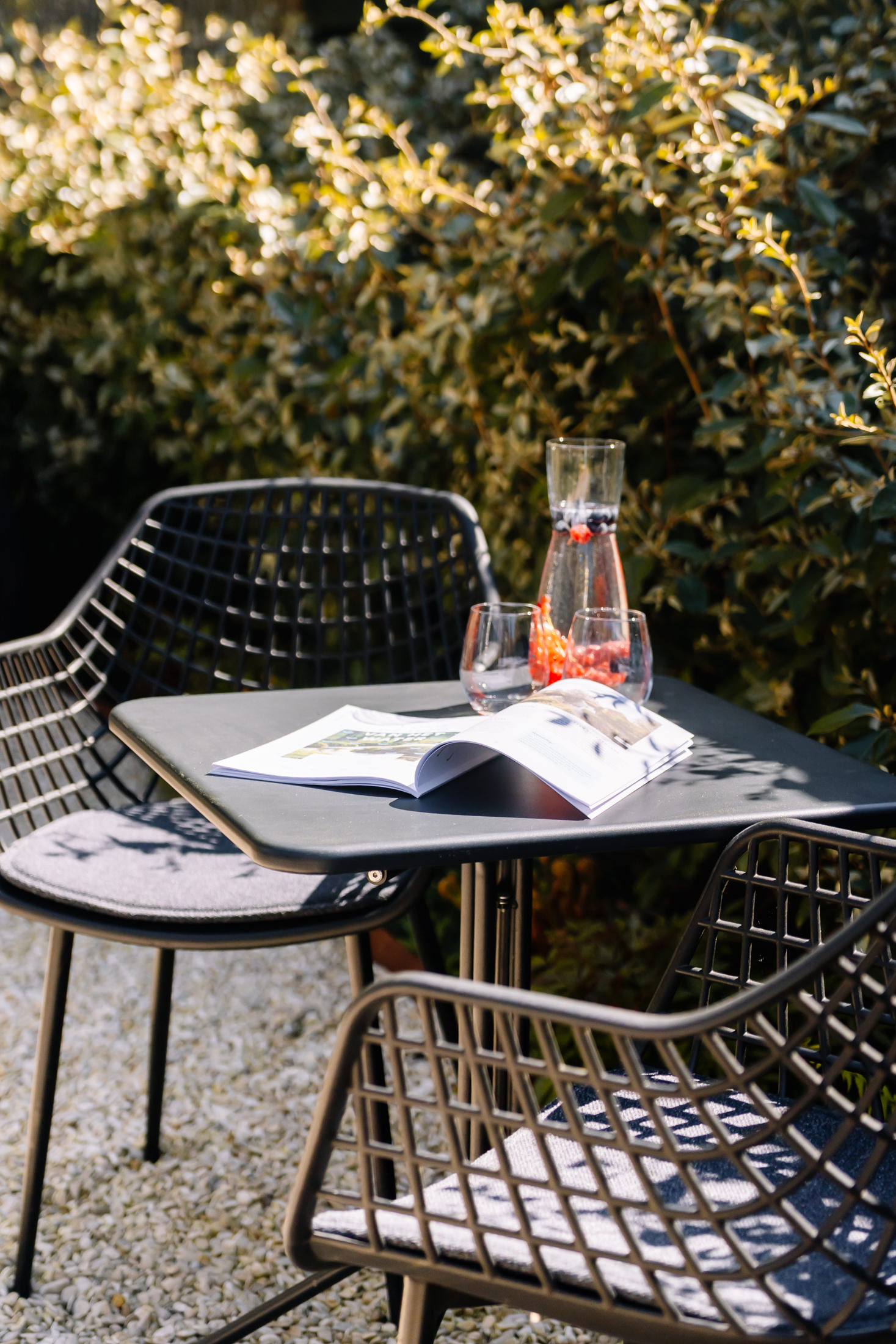 Eettafel met stoelen in boventuin van de bed and breakfast